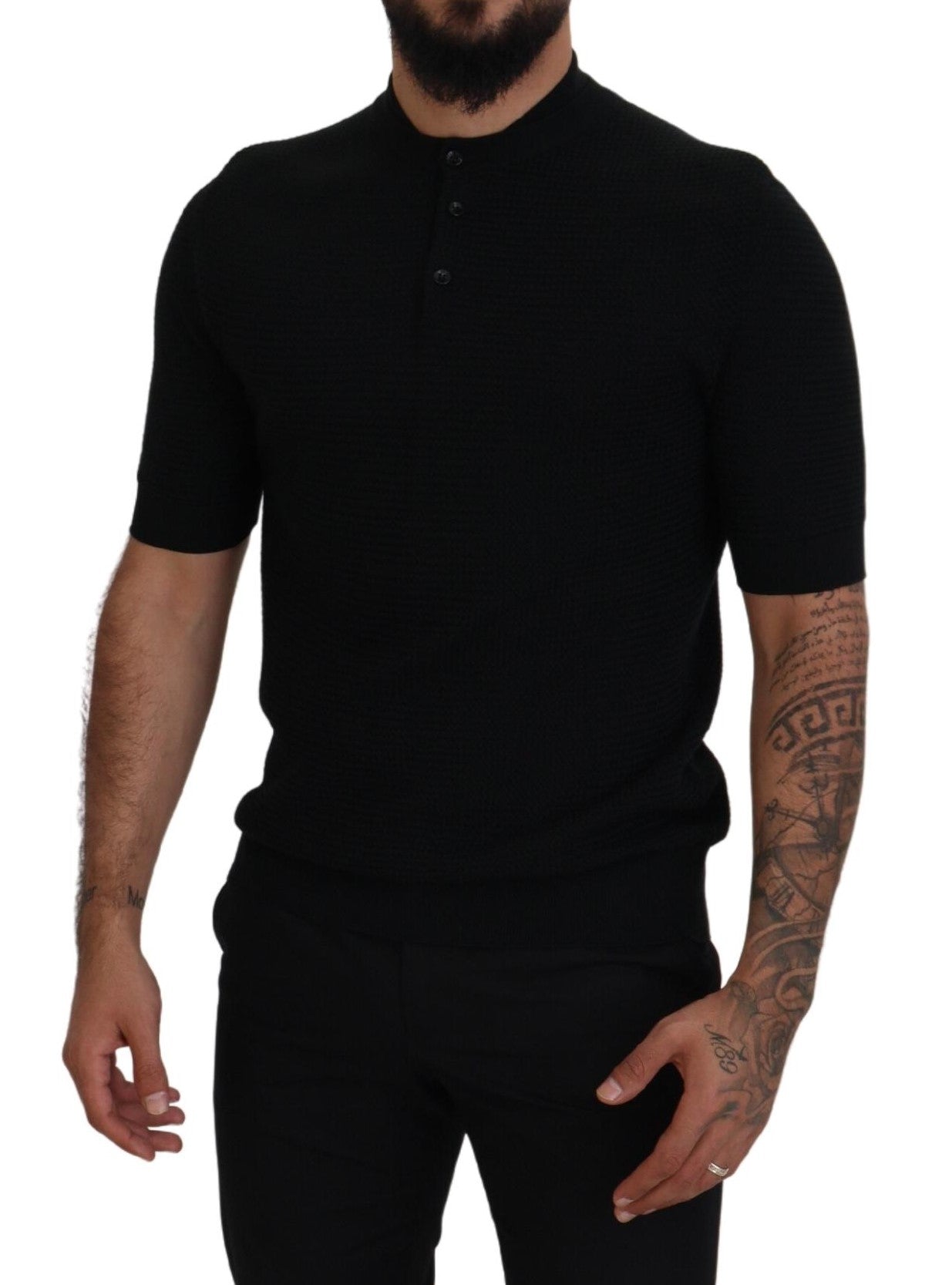 Schwarzes T-Shirt mit Mandarinenkragen und kurzen Ärmeln