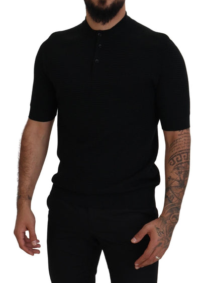 Schwarzes T-Shirt mit Mandarinenkragen und kurzen Ärmeln