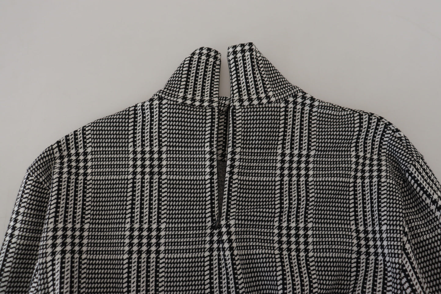 Grauer karierter Pullover mit schmalem Rollkragen