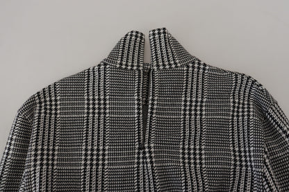 Grauer karierter Pullover mit schmalem Rollkragen