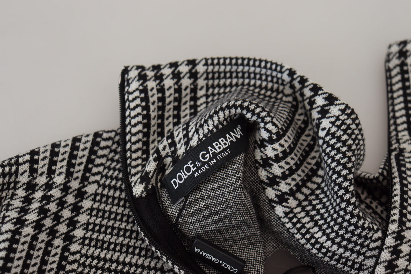 Grauer karierter Pullover mit schmalem Rollkragen