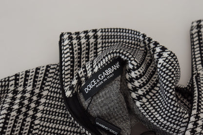 Grauer karierter Pullover mit schmalem Rollkragen