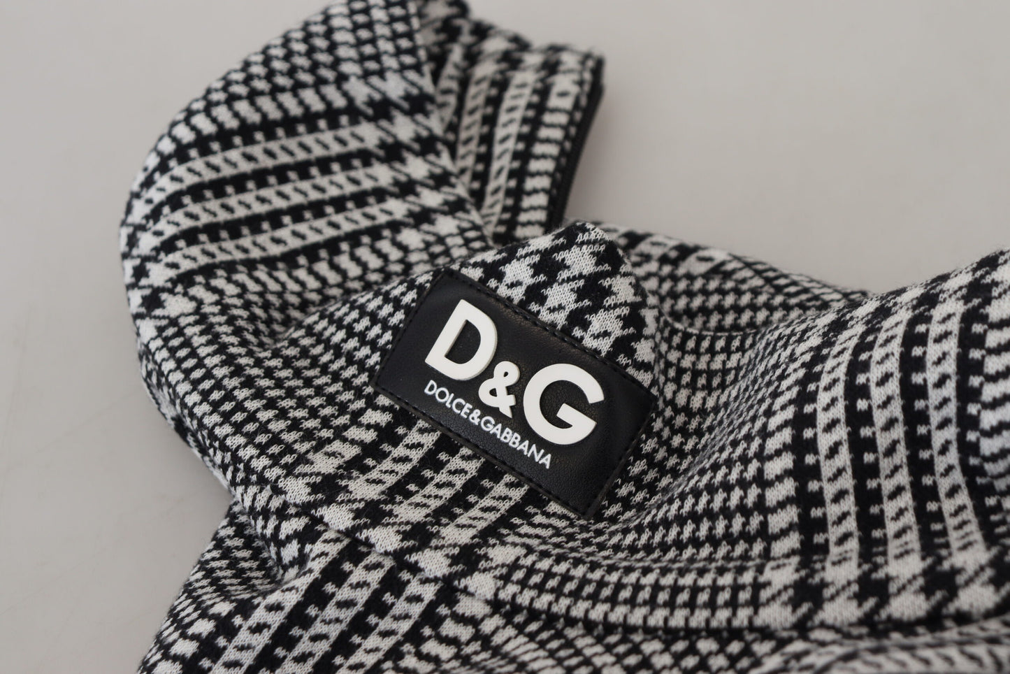 Grauer karierter Pullover mit schmalem Rollkragen