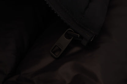 Schwarze Polyester Jacke mit Kapuze und kurzen Ärmeln
