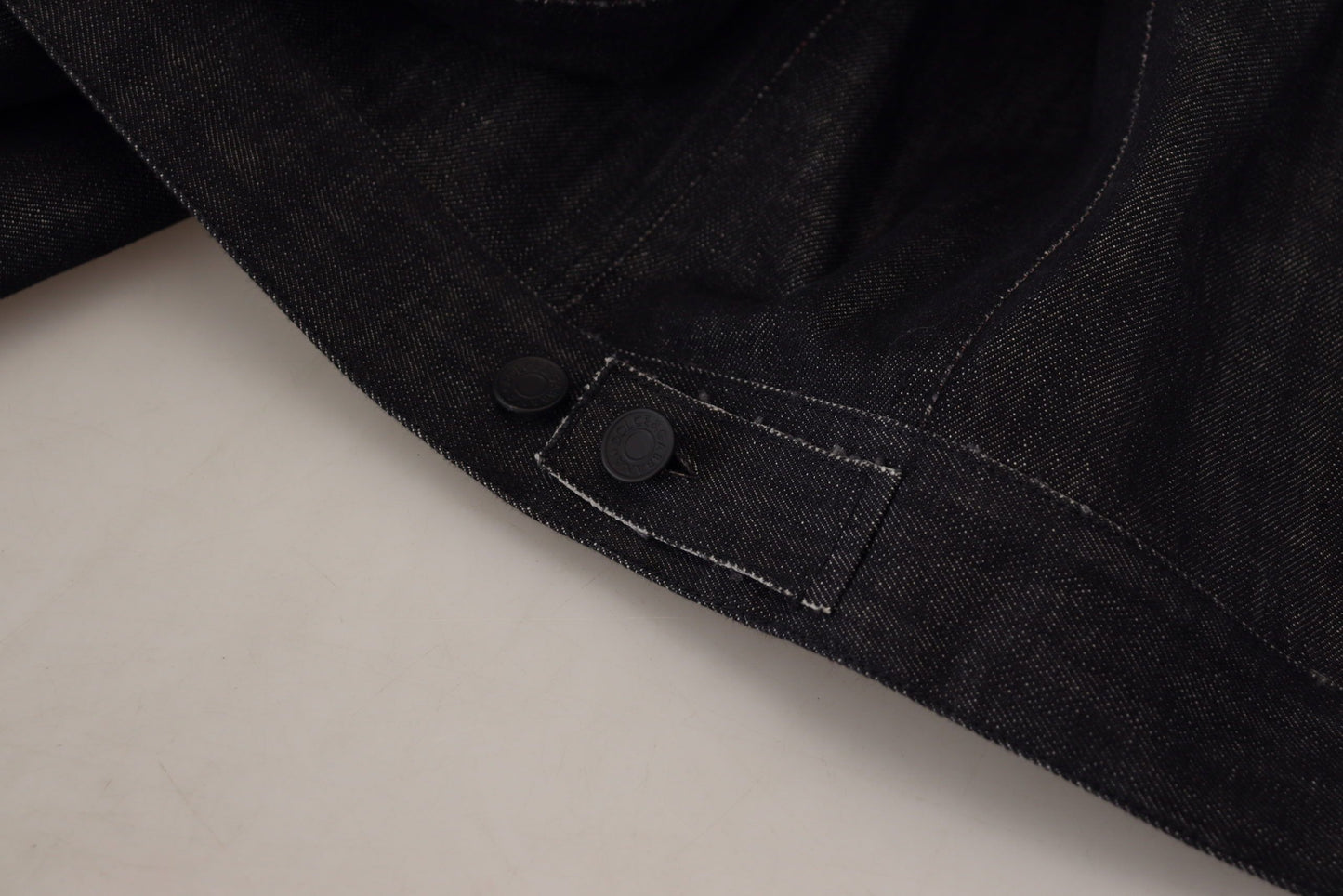 Schwarze Baumwoll-Denimjacke mit Knopfleiste