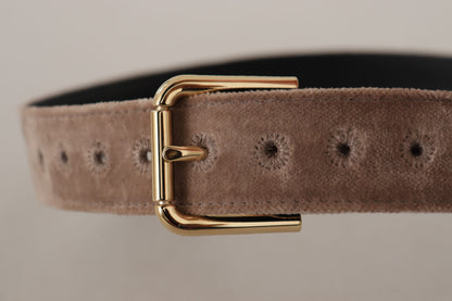 Hellbrauner Samtgürtel mit goldfarbenem Logo und Metallschnalle