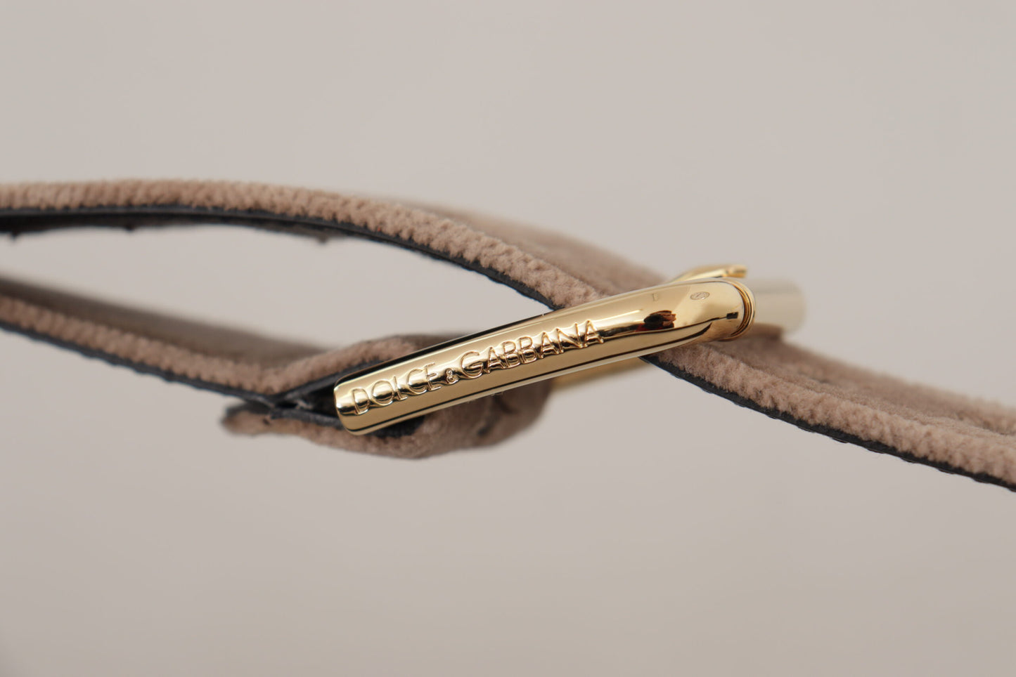 Hellbrauner Samtgürtel mit goldfarbenem Logo und Metallschnalle