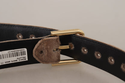 Hellbrauner Samtgürtel mit goldfarbenem Logo und Metallschnalle