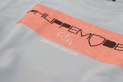 Hellblauer Pullover mit Logodruck und langen Ärmeln