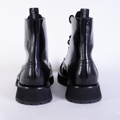 Schwarze Nietenstiefel aus Leder