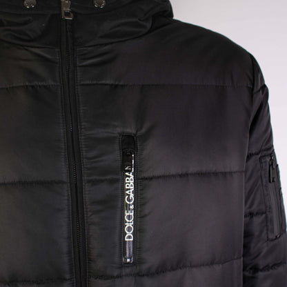 Schwarze lange Steppjacke