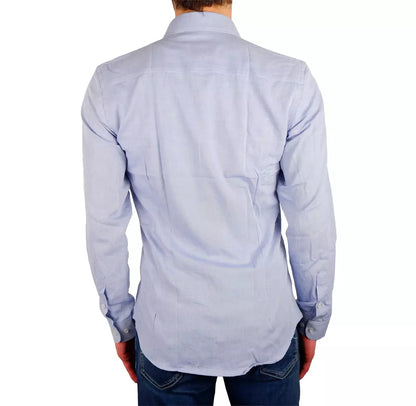 Hellblaues Baumwollhemd
