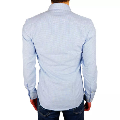 Hellblaues Baumwollhemd