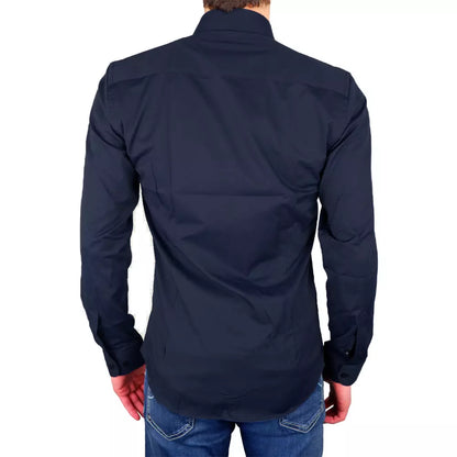 Blaues Baumwollhemd