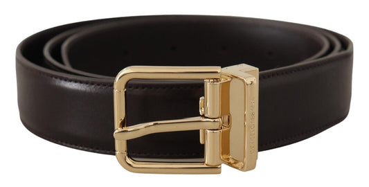 Dunkelbrauner Ledergürtel mit goldfarbener Logo-Metallschnalle
