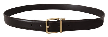 Dunkelbrauner Ledergürtel mit goldfarbener Logo-Metallschnalle