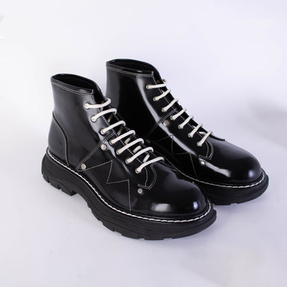 Weiße Schnürsenkel Schwarze Lederstiefel