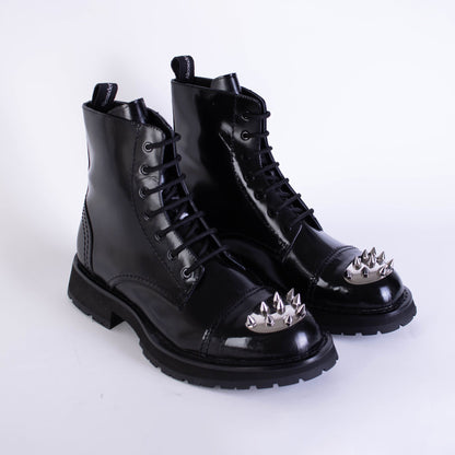 Schwarze Nietenstiefel aus Leder