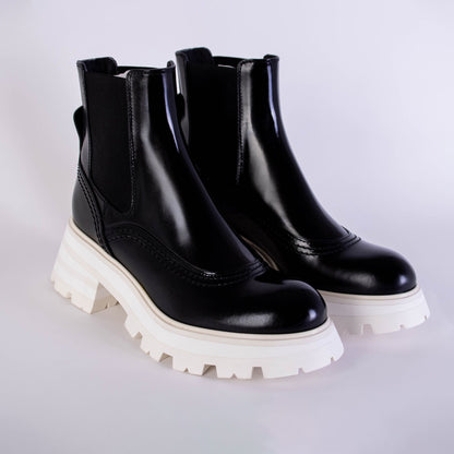 Chelsea-Stiefel aus schwarzem Leder mit weißer Sohle