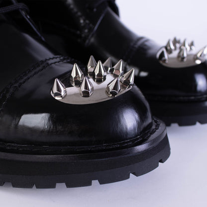 Schwarze Nietenstiefel aus Leder
