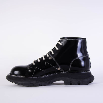 Weiße Schnürsenkel Schwarze Lederstiefel