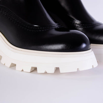 Chelsea-Stiefel aus schwarzem Leder mit weißer Sohle