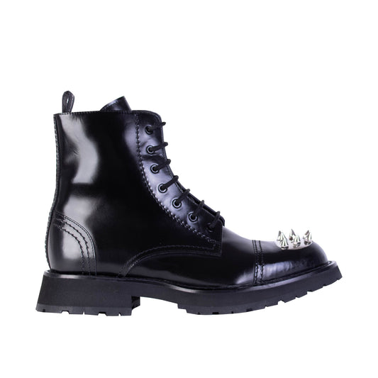Schwarze Nietenstiefel aus Leder
