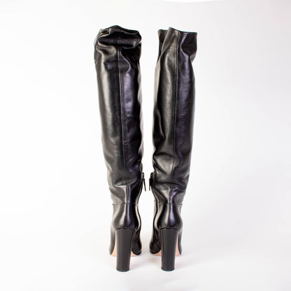 Schwarze Lederstiefel mit Absatz
