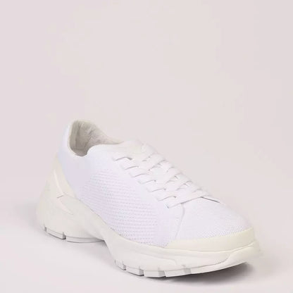 Weißer Sneaker aus Textil und Leder
