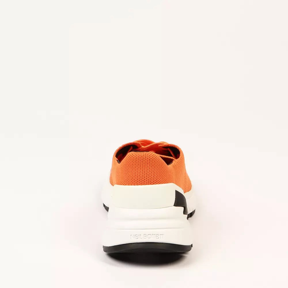 Orangefarbene Sneaker aus Textil und Leder