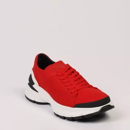 Rote Turnschuhe aus Textil und Leder