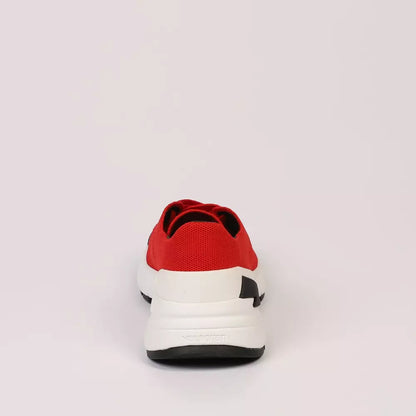 Rote Turnschuhe aus Textil und Leder