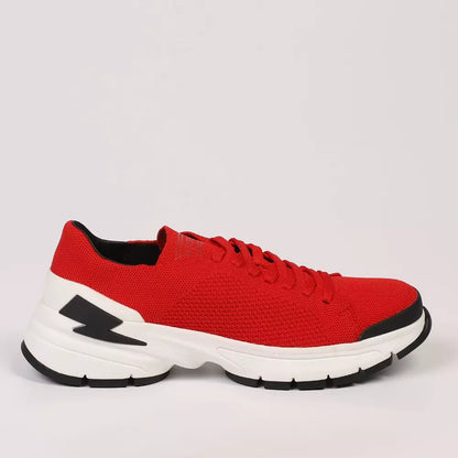 Rote Turnschuhe aus Textil und Leder