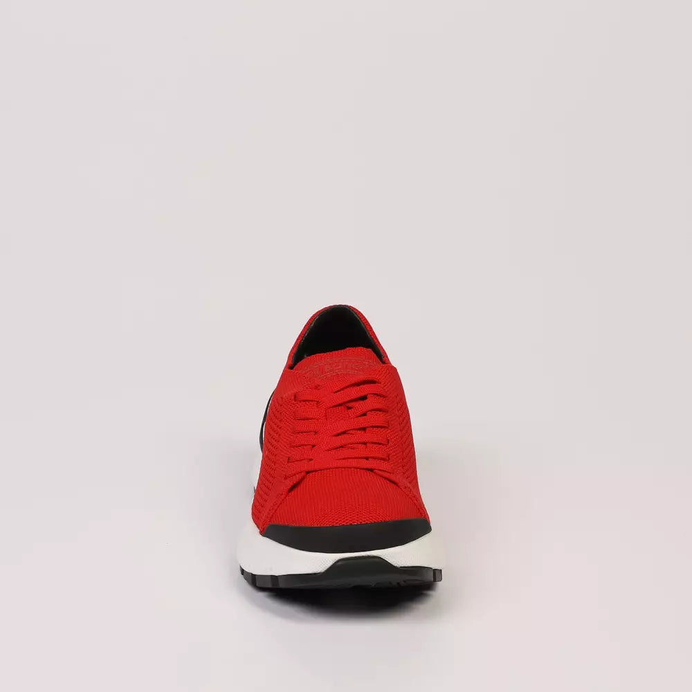 Rote Turnschuhe aus Textil und Leder